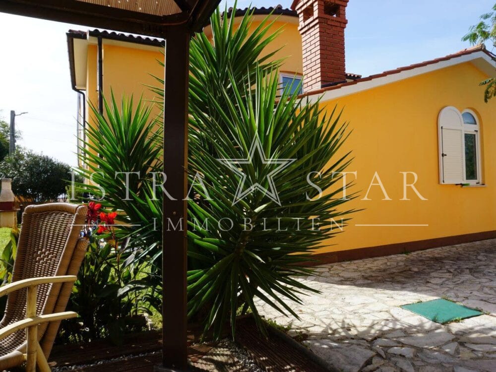 Schönes Haus mit Pool und gepflegtem Garten in beliebter Lage mit Meerblick, nahe Porec