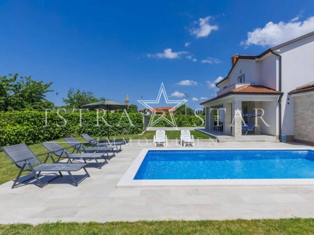 Stilvolle Villa mit Pool und gepflegtem Garten in ruhiger Umgebung, nahe Porec