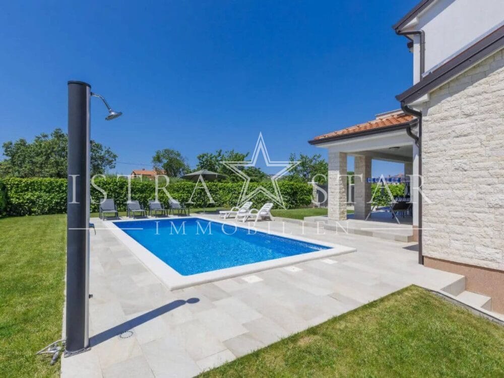 Stilvolle Villa mit Pool und gepflegtem Garten in ruhiger Umgebung, nahe Porec