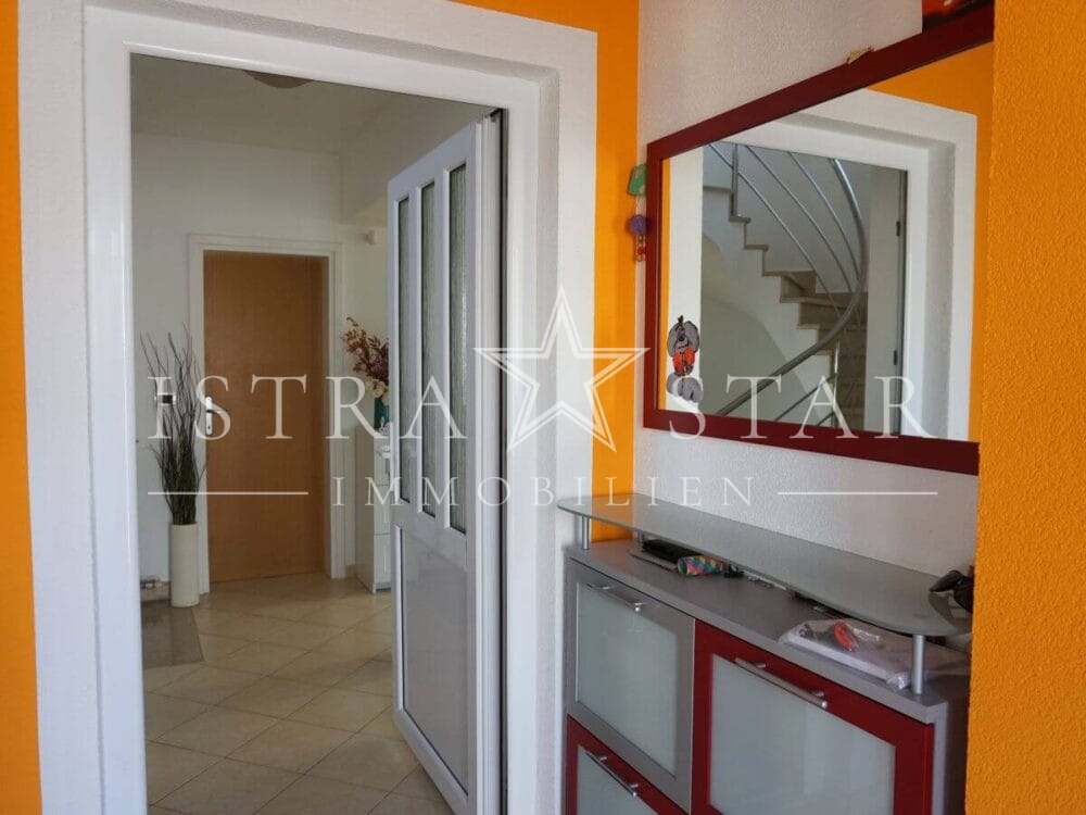 Schönes Haus mit Pool und gepflegtem Garten in beliebter Lage mit Meerblick, nahe Porec