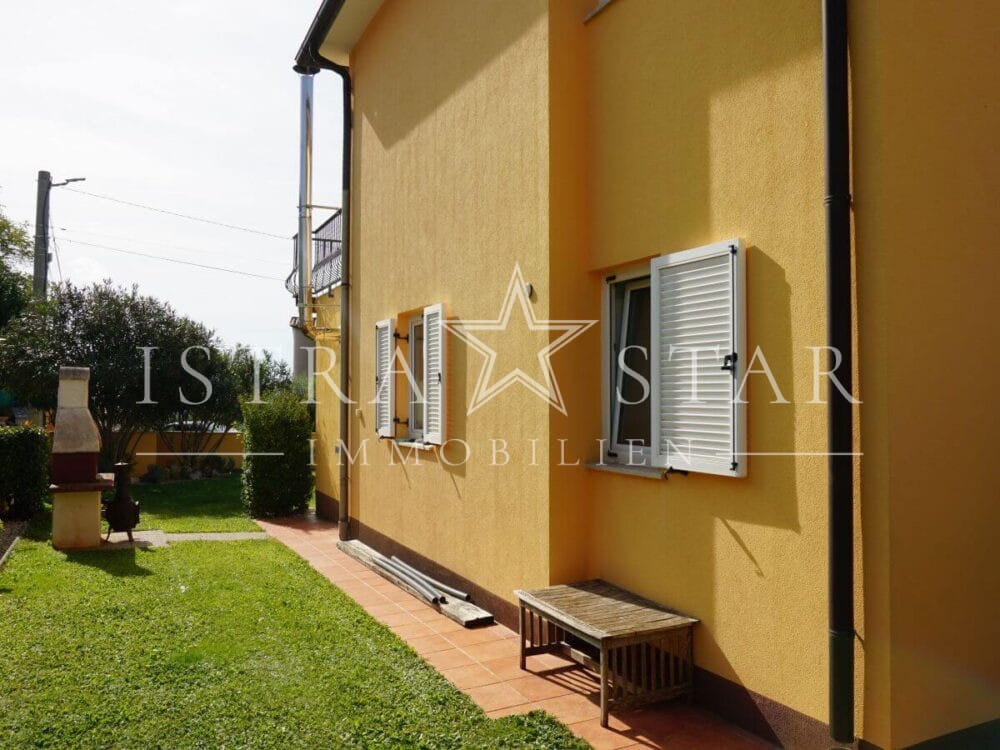 Schönes Haus mit Pool und gepflegtem Garten in beliebter Lage mit Meerblick, nahe Porec