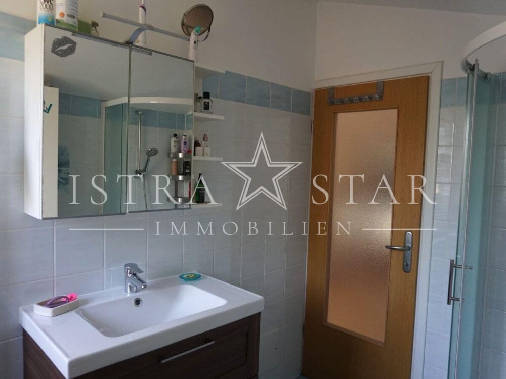Schönes Haus mit Pool und gepflegtem Garten in beliebter Lage mit Meerblick, nahe Porec
