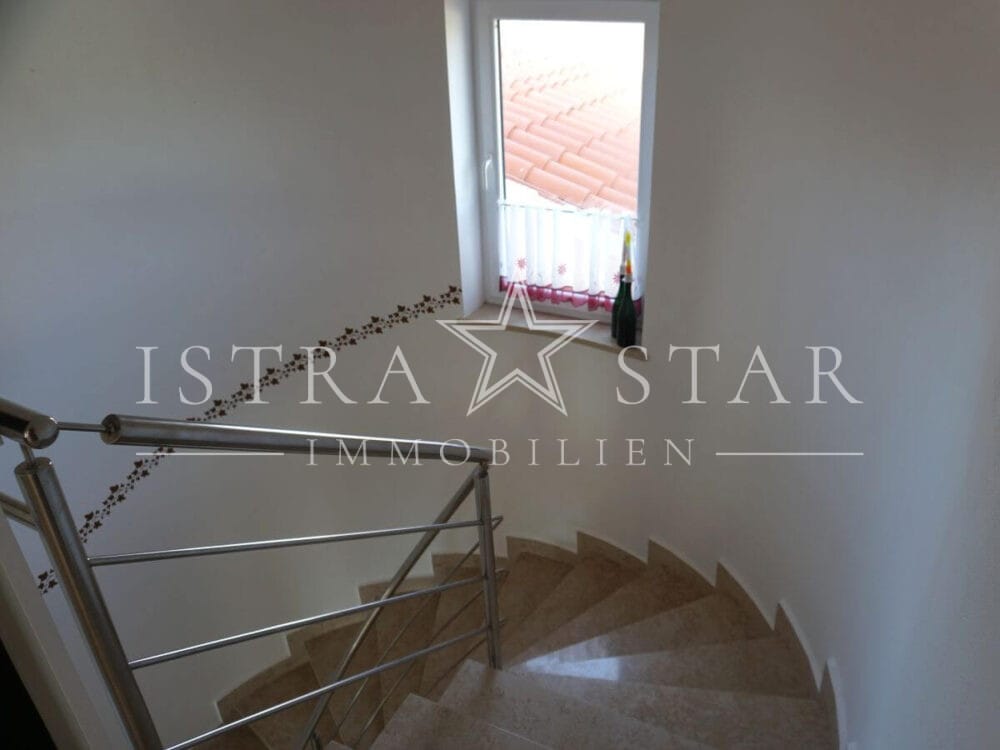 Schönes Haus mit Pool und gepflegtem Garten in beliebter Lage mit Meerblick, nahe Porec