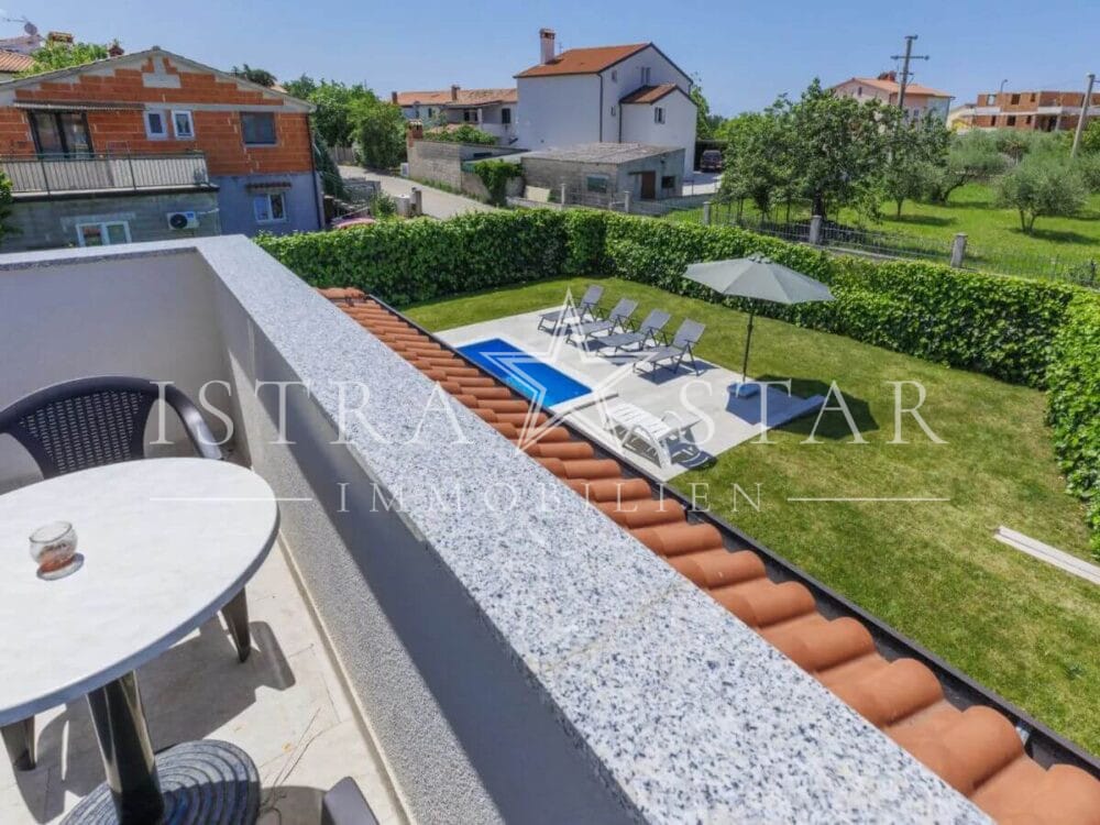Stilvolle Villa mit Pool und gepflegtem Garten in ruhiger Umgebung, nahe Porec