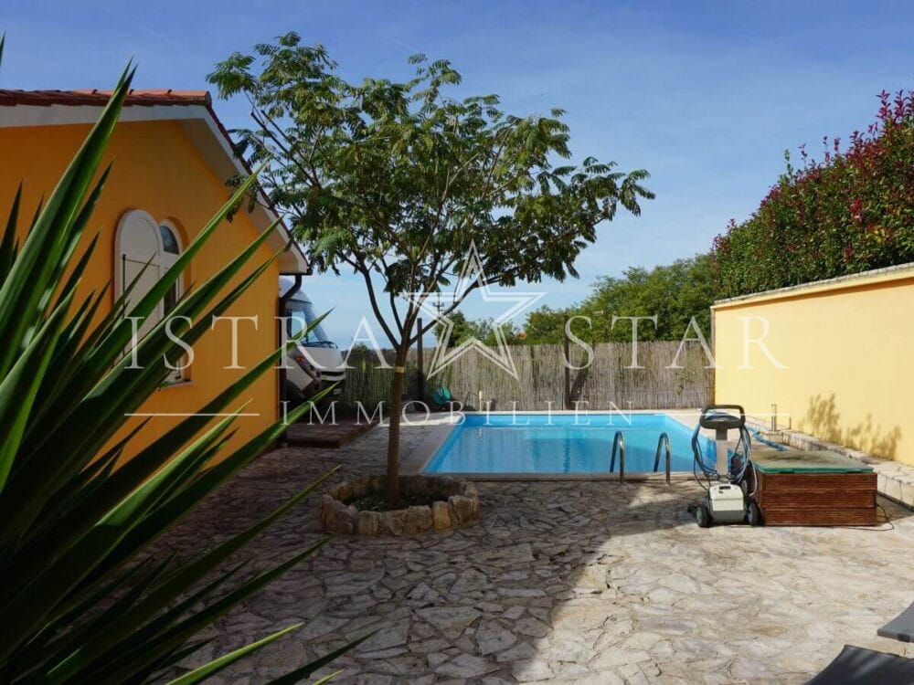 Schönes Haus mit Pool und gepflegtem Garten in beliebter Lage mit Meerblick, nahe Porec