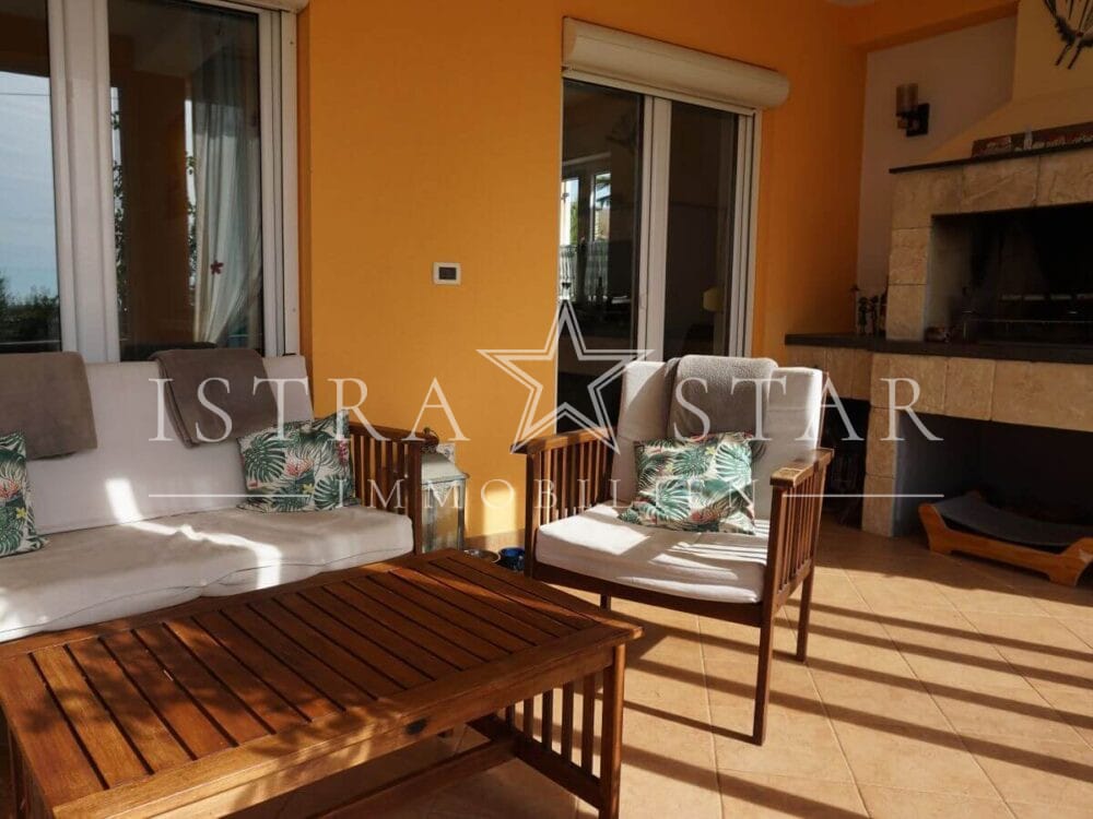 Schönes Haus mit Pool und gepflegtem Garten in beliebter Lage mit Meerblick, nahe Porec
