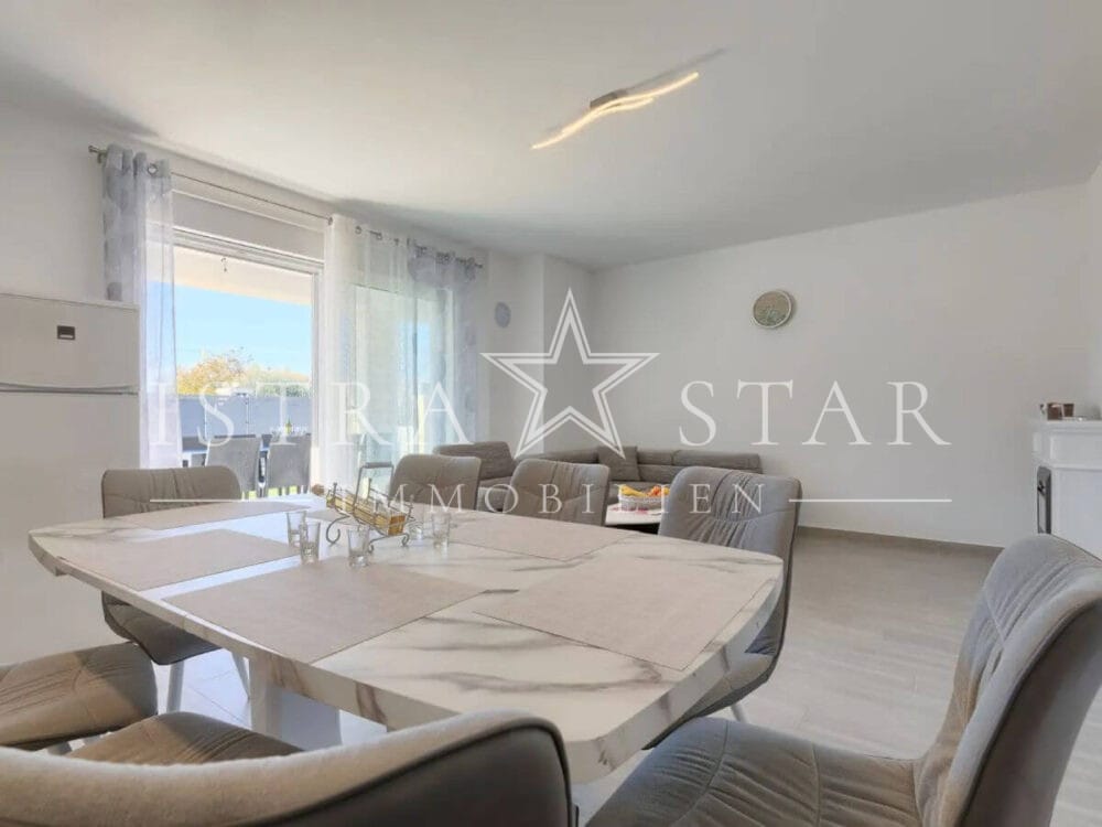 Stilvolle Villa mit Pool und gepflegtem Garten in ruhiger Umgebung, nahe Porec