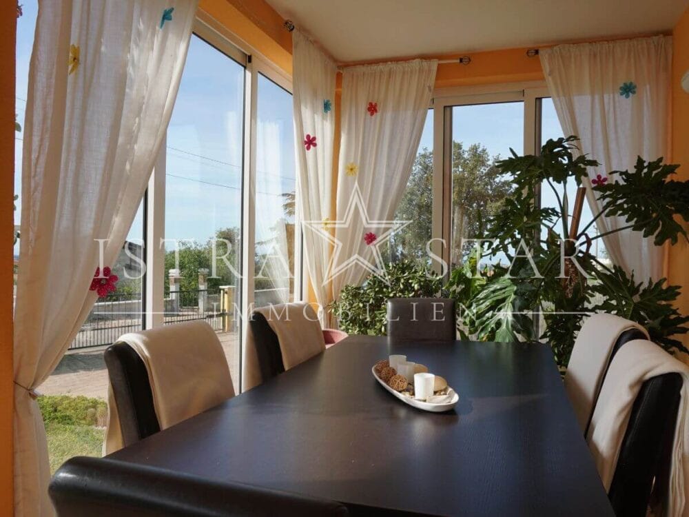 Schönes Haus mit Pool und gepflegtem Garten in beliebter Lage mit Meerblick, nahe Porec