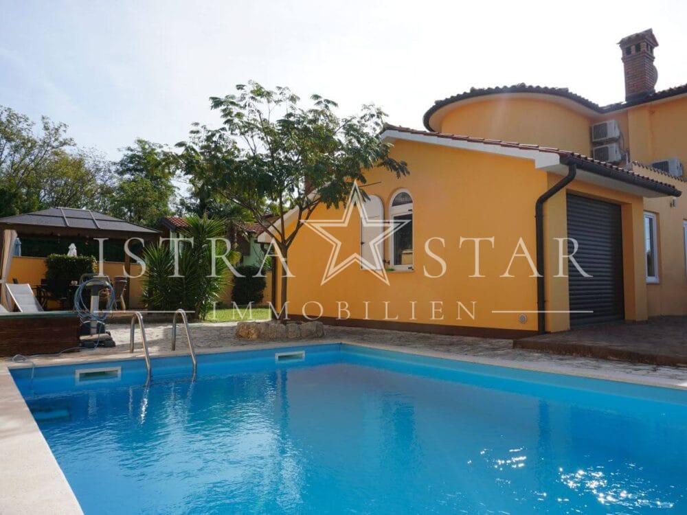 Schönes Haus mit Pool und gepflegtem Garten in beliebter Lage mit Meerblick, nahe Porec