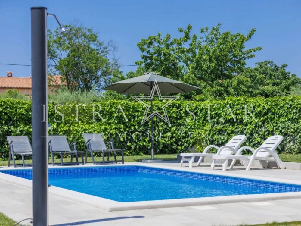 Stilvolle Villa mit Pool und gepflegtem Garten in ruhiger Umgebung, nahe Porec