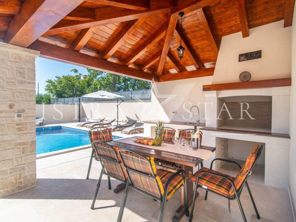 Istrisches Traumhaus mit Pool, Garten und Sommerküche, ruhige Lage, Meeresnähe in Porec