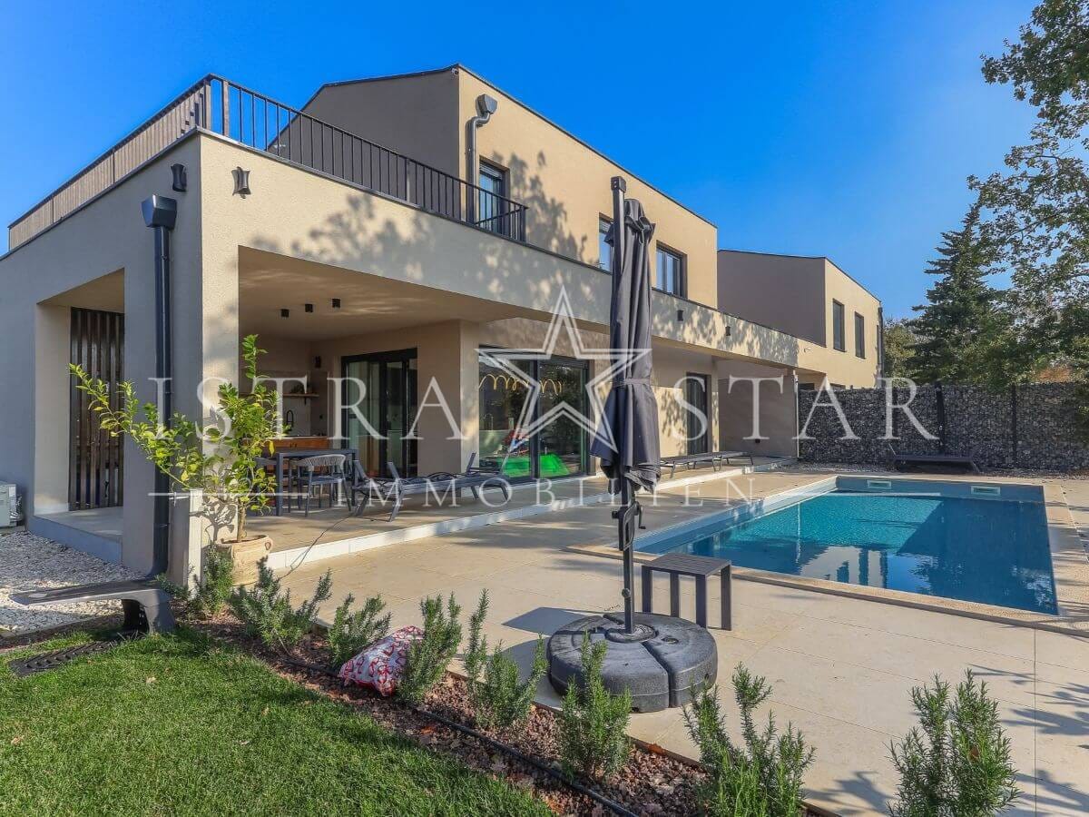 Stilvolles Neubau-Doppelhaus mit eigenem Pool ruhig gelegen nahe Porec