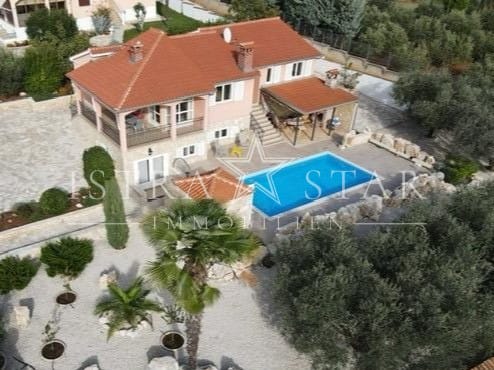 Mediterranes Zweifamilienhaus mit Pool, Sommerküche und Olivenhain bei Porec