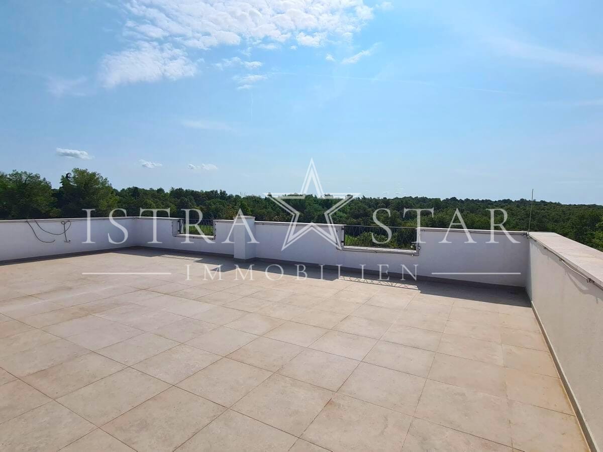 Moderne 4-Zimmer-Wohnung mit großzügiger Dachterrasse in begehrter Lage nahe dem Meer