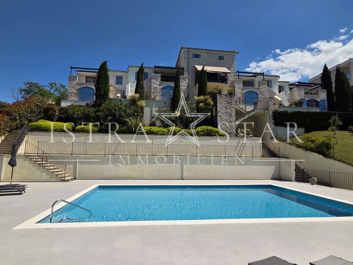 Mediterranes Traumhaus mit Panorama-Terrasse und Poolanlage in ruhiger Naturlage bei Buje