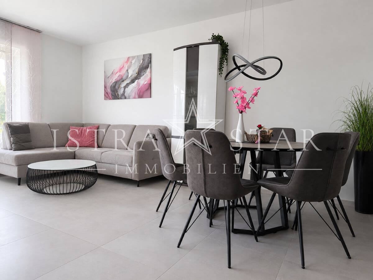 Moderne 3-Zimmer Erdgeschosswohnung mit großem Garten in ruhiger Lage nahe Porec