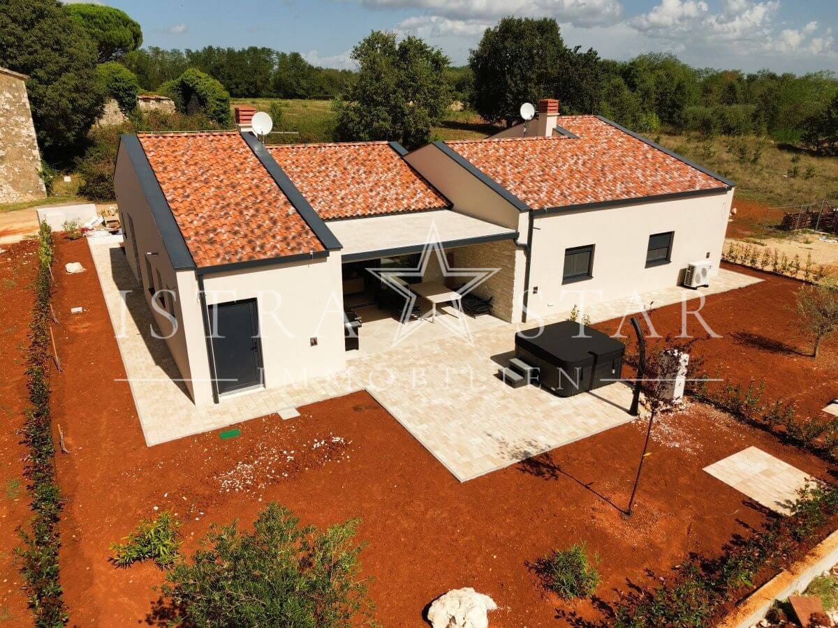 Moderner Neubau-Doppelhaus-Bungalow mit privatem Garten und Whirlpool nahe Porec