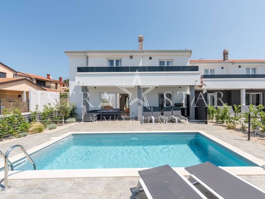 Meerblick, Pool und modernes Design – attraktive Neubau-Doppelhaushälfte bei Porec