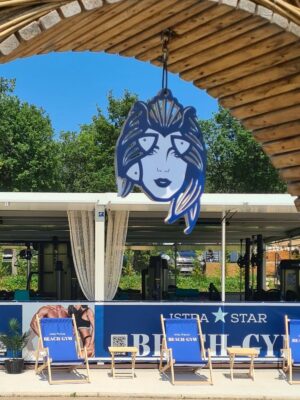 Beach Gym Istra Star bei Porec mit Trainingsgeräten und Blick auf das Meer