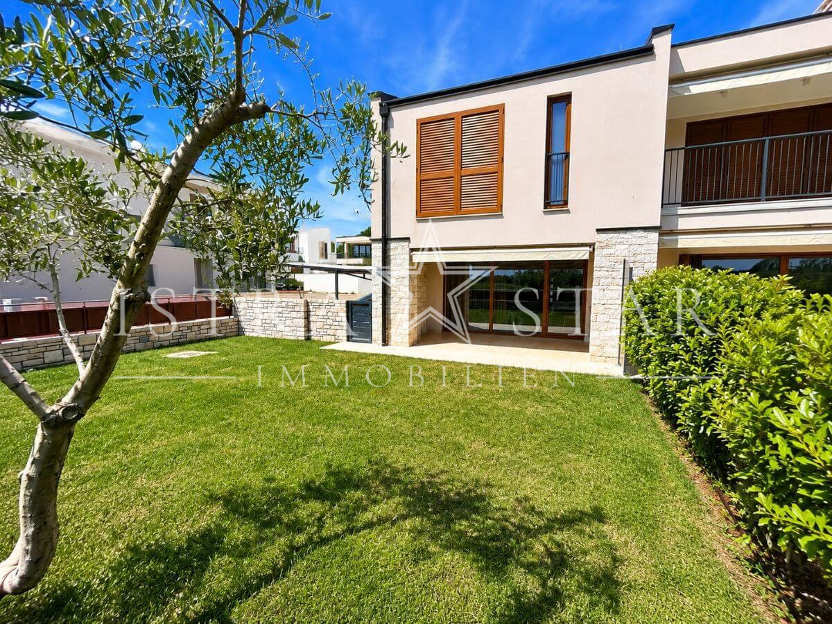 Gepflegtes Reihenendhaus mit privatem Garten und Meerblick in Novigrad