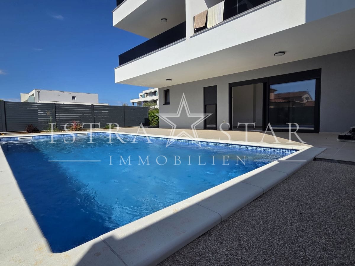 Moderne 4-Zimmer-Erdgeschosswohnung mit privatem Pool nahe dem Meer in Novigrad