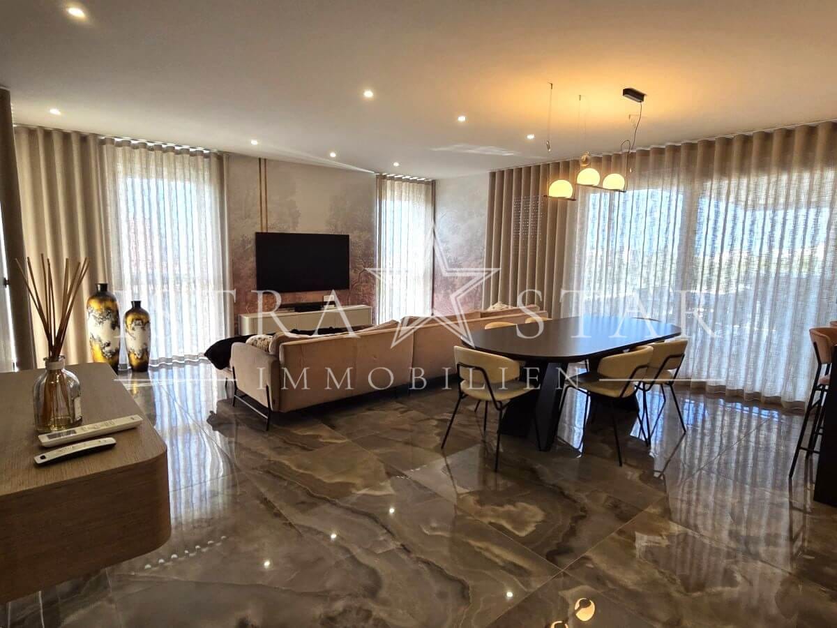 Luxus-Penthouse mit großzügigen Terrassen, Whirlpool und Meerblick in Novigrad