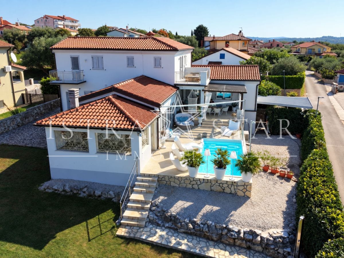 Hochwertiges Haus mit stilvollem Ambiente, großem Garten, Pool und Meerblick nahe Umag