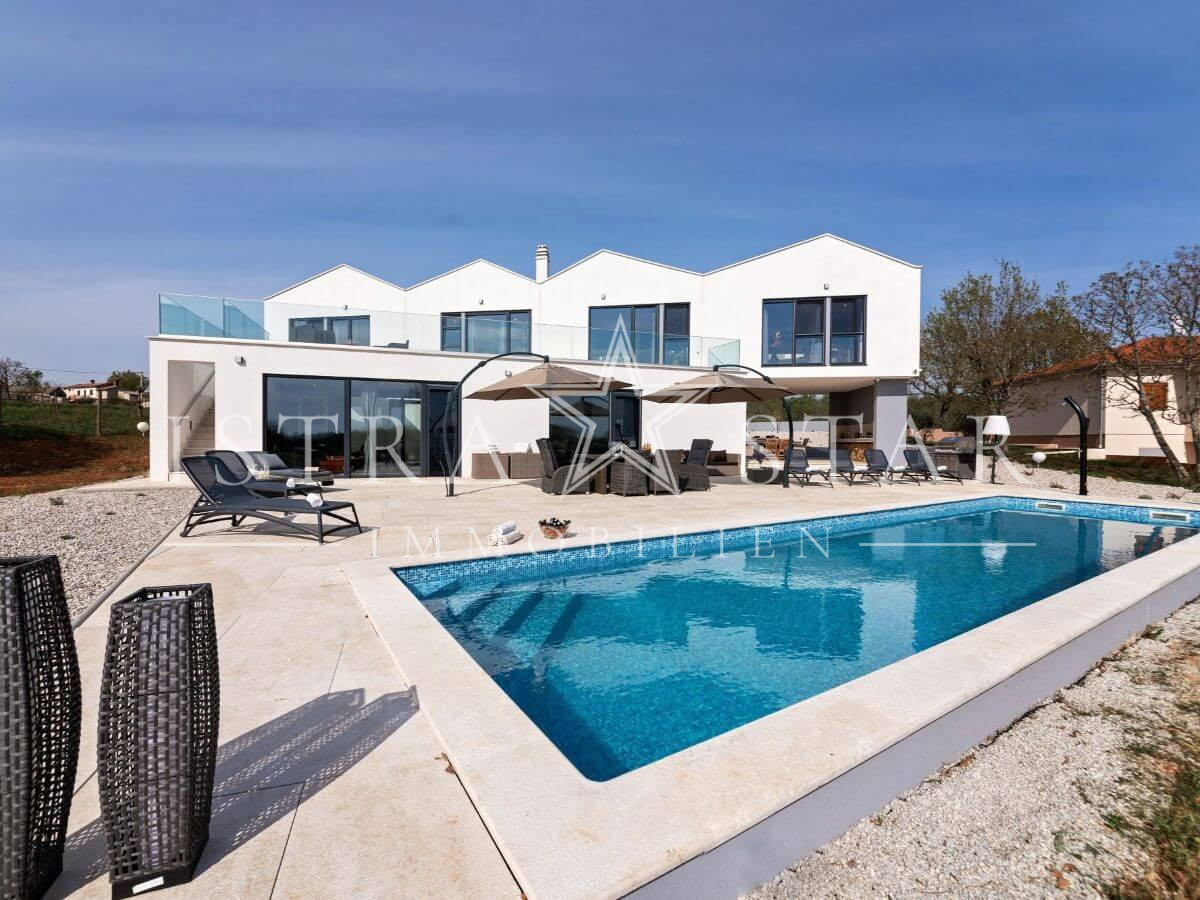 Exklusive Designvilla mit Pool auf großzügigem Grundstück nahe Porec